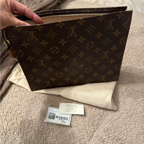 COPY - Louis Vuitton toiletry pouch 26 new never used - Picture 1 of 6